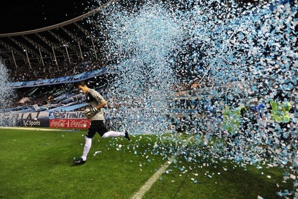 ¿Cómo nació la costumbre de tirar papelitos en la cancha?