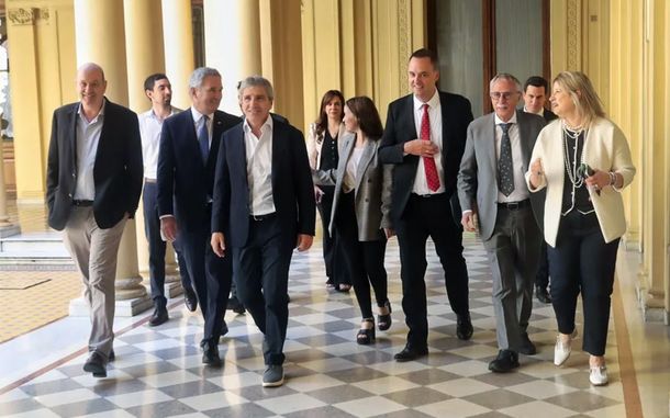 Manuel Adorni en medio del gabinete en Casa Rosada. Manuel Adorni en medio del gabinete en Casa Rosada.