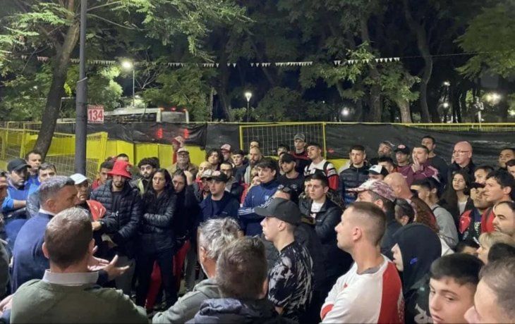 Crisis en Huracán: los hinchas protestaron y Garzón habló con ellos