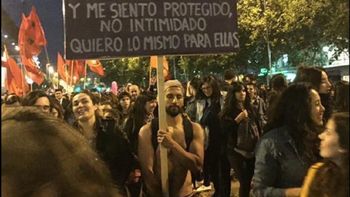 Un hombre sorprendió a todos en la marcha Ni una menos en Chile Un hombre sorprendió a todos en la marcha Ni una menos en Chile