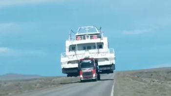 santa cruz: un barco en el medio de la ruta 40 sorprendio a todos y se hizo viral santa cruz: un barco en el medio de la ruta 40 sorprendio a todos y se hizo viral