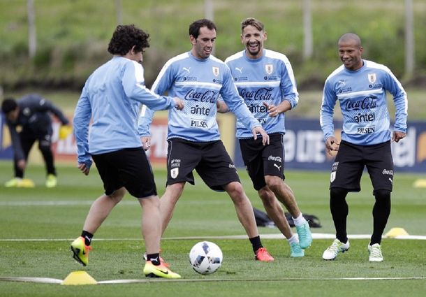 Con éstos 11, Uruguay intentará amargarle el debut a Edgardo Bauza