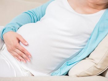 Una abuela usó un método ancestral para saber el sexo del bebé y desató la polémica