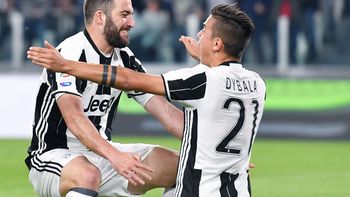 El abrazo de los dos goleadores argentinos que tiene la Juventus El abrazo de los dos goleadores argentinos que tiene la Juventus