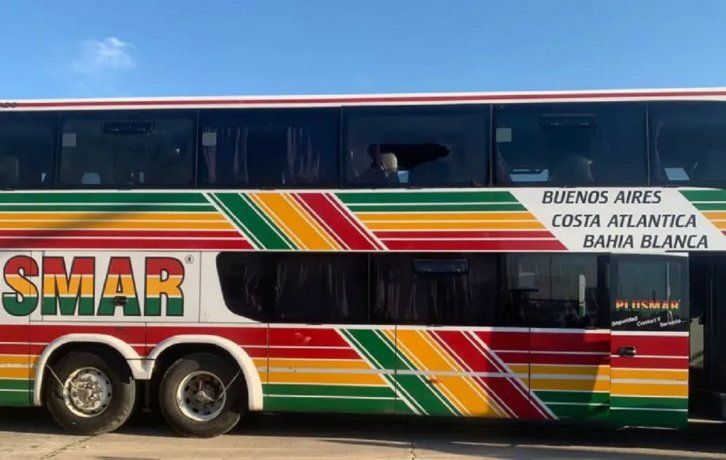 Atacaron a piedrazos al micro de Aldosivi e hirieron en el ojo a un futbolista