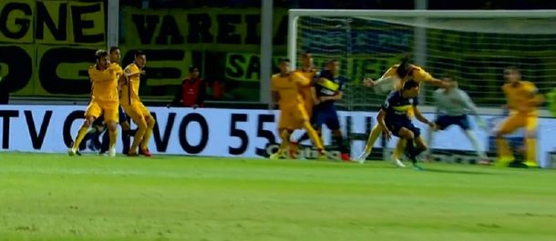 Todo Boca reclama una mano y un penal en el área de Rosario Central