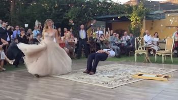 confianza plena: una novia hizo que su marido levite durante su primer baile confianza plena: una novia hizo que su marido levite durante su primer baile