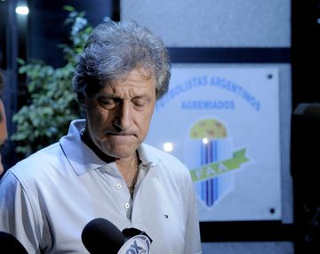 Sergio Marchi en la puerta de Futbolistas Argentinos Agremiados