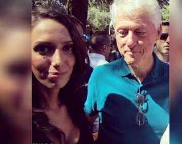 No pierde las mañas: Bill Clinton quedó escrachado en una selfie