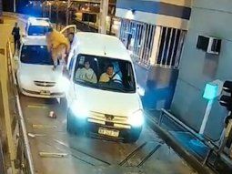 Espectacular persecución a delincuentes terminó en un choque en un peaje