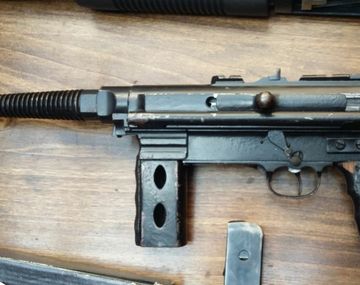 Fueron a detenerlo por abuso de arma y hallan un arsenal en su casa