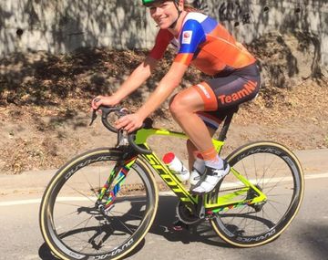 Así le quedó la cara a la ciclista que sufrió una terrible caída en plena competencia