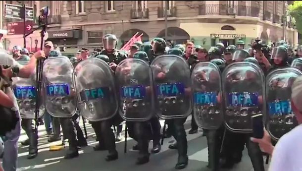 Tensión en el Congreso por una nueva marcha de jubilados: se registraron ataques de la Policía a manifestantes