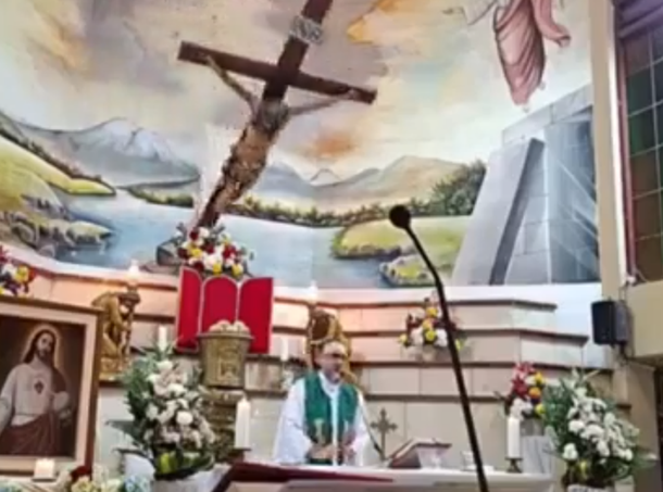 Tragedia en Ecuador: un sacerdote murió aplastado por una cruz durante una misa