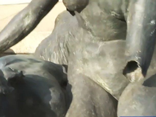 El Monumento a los Españoles fue vandalizado. Fotos: Clarín El Monumento a los Españoles fue vandalizado. Fotos: Clarín