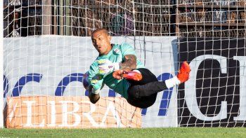 detuvieron al arquero de platense: su novia lo denuncio por violencia de genero detuvieron al arquero de platense: su novia lo denuncio por violencia de genero