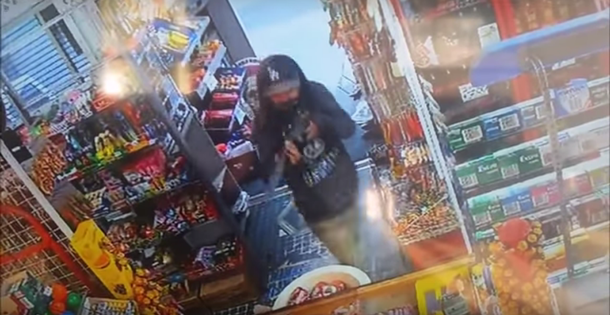 Dos chicos roban con un rifle de juguete, pero la empleada del local los espanta con un palo