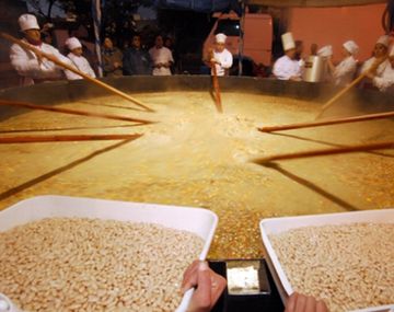 Prepararon el locro más grande del mundo en Villa María