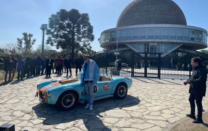 Colapinto recorrió la Ciudad en un Cobra histórico