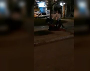 Las chicas se pelearon en la madrugada del martes en medio de la calle