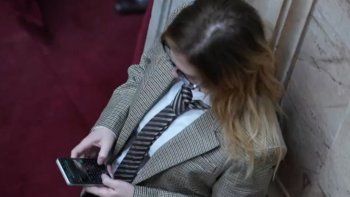 Lilia Lemoine, chateando con Martín Menem. Lilia Lemoine, chateando con Martín Menem.