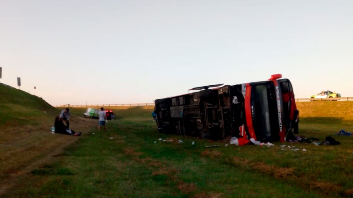 Volcó un micro en la Ruta 2: dos muertos y 30 heridos