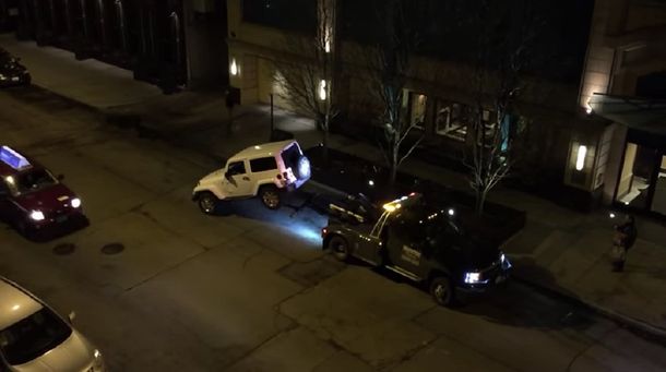 Así reaccionó un conductor que se resistió a que la grúa se llevara su auto