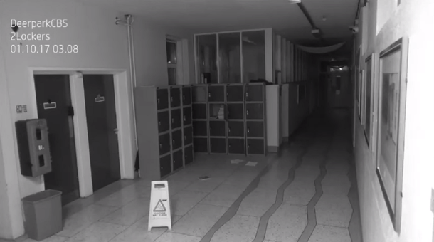 La cámara de seguridad de un colegio captó a un presunto fantasma