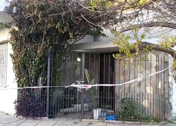 La policía municipal custodia la casa donde se ejecutó el triple femicidio de Florencio Varela