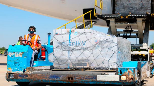 Bolivia recibe sus primeras dosis de la vacuna Sputnik V: llegarán en el avión de Aerolíneas Argentinas