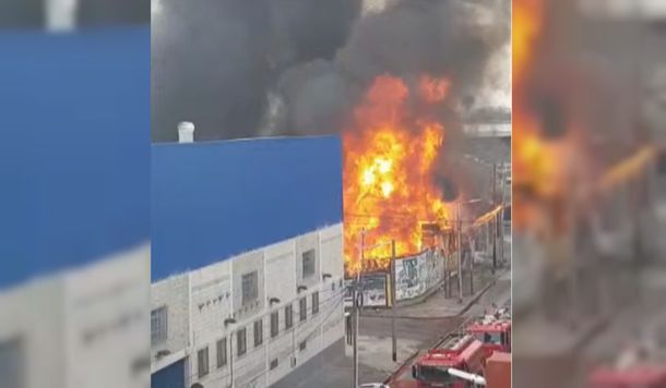 Incendio en Avellaneda: nueve dotaciones de bomberos combatieron llamas de hasta seis metros
