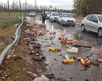 Camión perdió parte de su carga y automovilistas se detenían para llevarse botellas de cerveza
