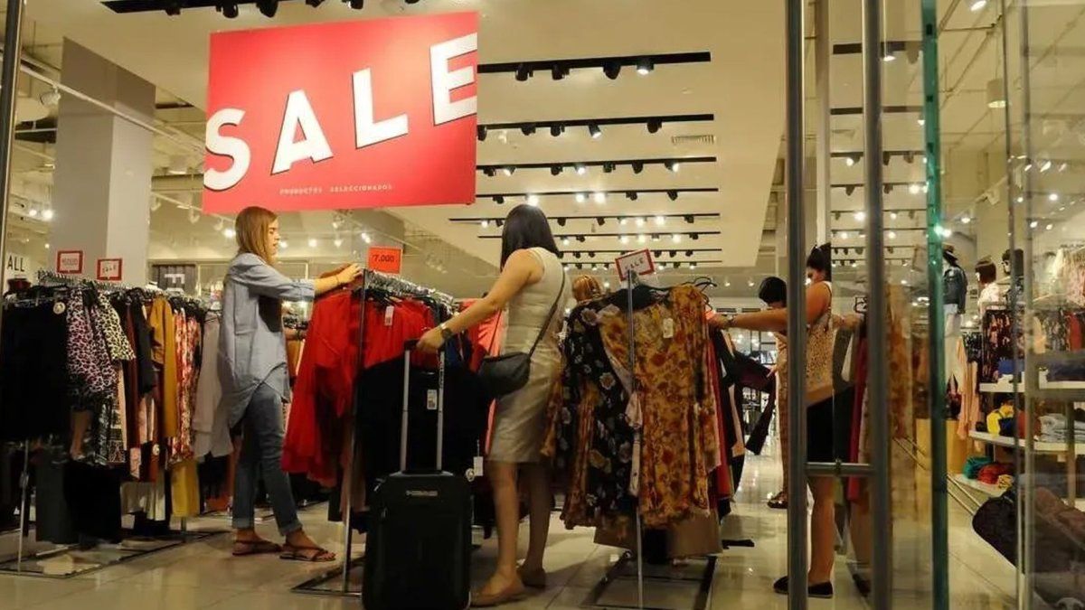 Argentinos aprovechan los precios en Chile: qué compran y cuánto gastan