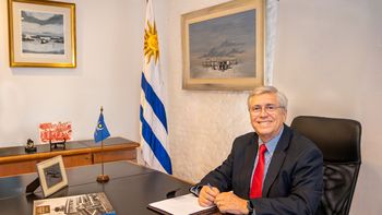 El ministro Tabaré Viera confirmó su precandidatura a la presidencia uruguaya por el Partido Colorado. El ministro Tabaré Viera confirmó su precandidatura a la presidencia uruguaya por el Partido Colorado.