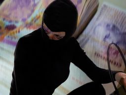 de pelicula: fingio un robo para quedarse con la indemnizacion de su padre de pelicula: fingio un robo para quedarse con la indemnizacion de su padre