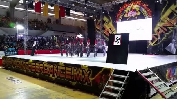 Polémica en México por un grupo de baile que usó símbolos nazis en su show