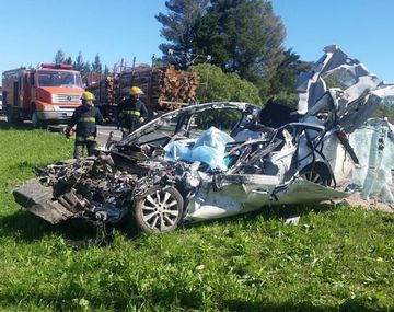 Tres argentinos fallecieron en un violento choque en Uruguay