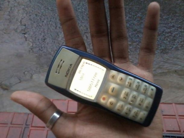 Muchas mujeres usan viejos celulares como consolador - Crédito: www.saintclassified.in