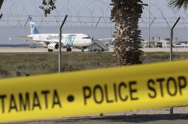 Hollande confirmó que avión de EgyptAir se estrelló y no descarta un ataque terrorista