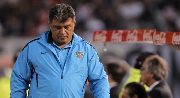 El palito de Claudio Borghi a Riquelme por el perfil de los candidatos a DT en Boca: No es normal