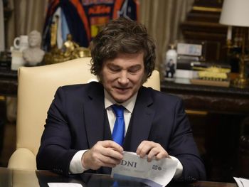 Javier Milei con el nuevo DNI