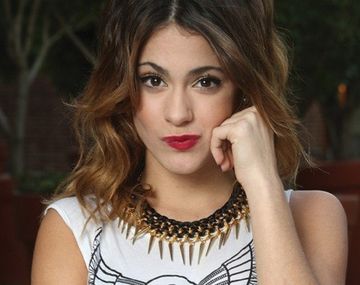 Tini: Cuando un chico intenta algo más...