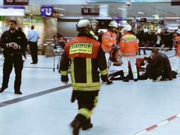 Un hombre atacó a varias personas con un hacha en un tren