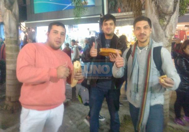 Solidarios: le compran todos los panes a vendedor antes del decomiso