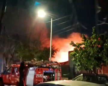 Dos casas afectadas en un violento incendio nocturno en Flores