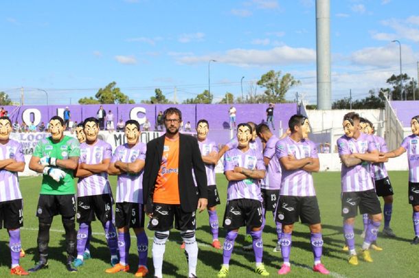 Los jugadores de Sacachispas salieron a la cancha como los ladrones de la Casa de Papel
