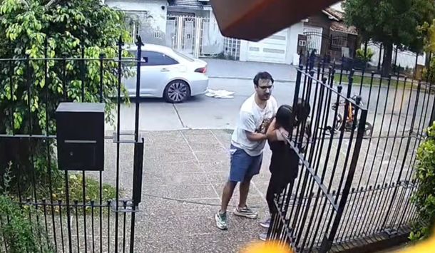 Terror en Villa Luzuriaga: los bajaron del auto para robarles y su hija con parálisis quedó atrapada