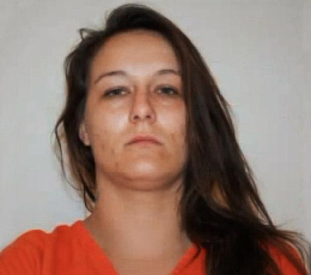 Condenan a una mujer que escondía un arma en su vagina y droga en su ano