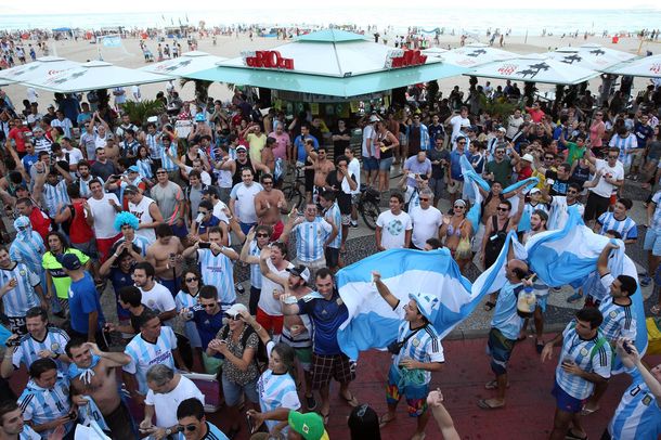 El banderazo de los hinchas argentinos en Río de Janeiro