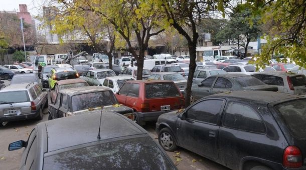 Córdoba: le robaron la batería del auto a un remisero en un corralón municipal